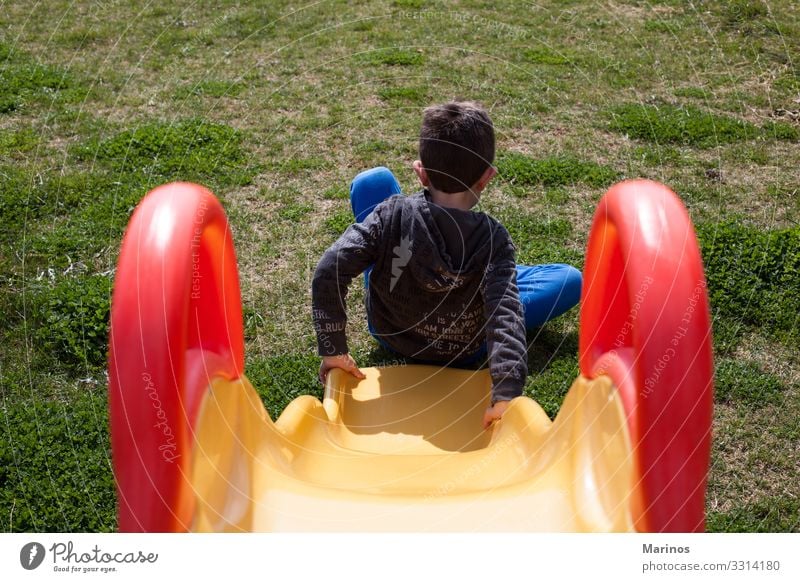 Kinder spielen auf dem Spielplatz mit Gras. Freude Glück Spielen Garten Kleinkind Kindheit Park schaukeln Fröhlichkeit niedlich grün pendeln jung Gegend