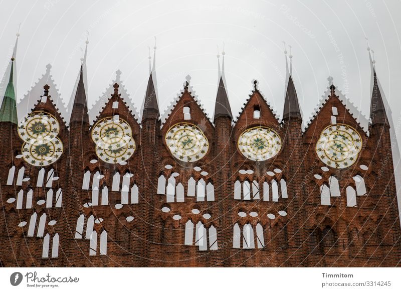 Stralsund Ferien & Urlaub & Reisen schlechtes Wetter Rathaus Sehenswürdigkeit ästhetisch braun grau weiß Gefühle Doppelbelichtung Farbfoto Außenaufnahme