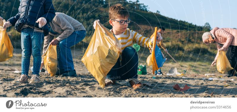 Freiwillige beim Putzen des Strandes Kind Arbeit & Erwerbstätigkeit Internet Mensch Junge Frau Erwachsene Mann Familie & Verwandtschaft Menschengruppe Umwelt