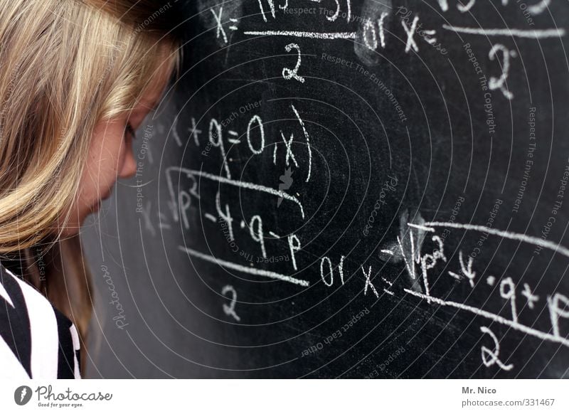 aufgabe Bildung lernen Klassenraum Tafel Schulkind Schüler feminin Jugendliche Kopf blond langhaarig Denken Stress Verzweiflung Frustration resignieren