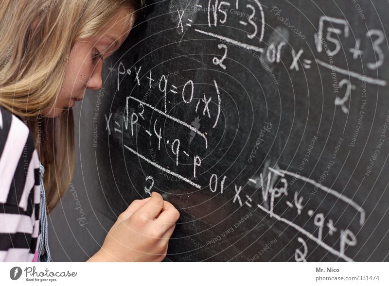 Aufgabe. Bildung lernen Klassenraum Tafel Schüler Prüfung & Examen feminin Jugendliche Gesicht Hand blond langhaarig Denken schreiben klug Frustration