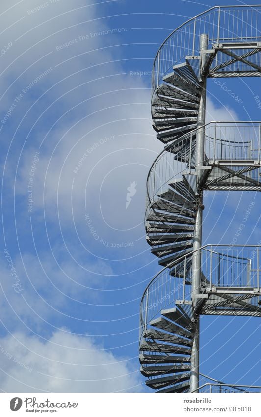 Stairway to heaven | abgehoben Treppe außen Außentreppe hinauf aufsteigen Himmel Wendeltreppe empor Stufen Leiter Bauwerk Bauteil gewendelt Kreis Wolken