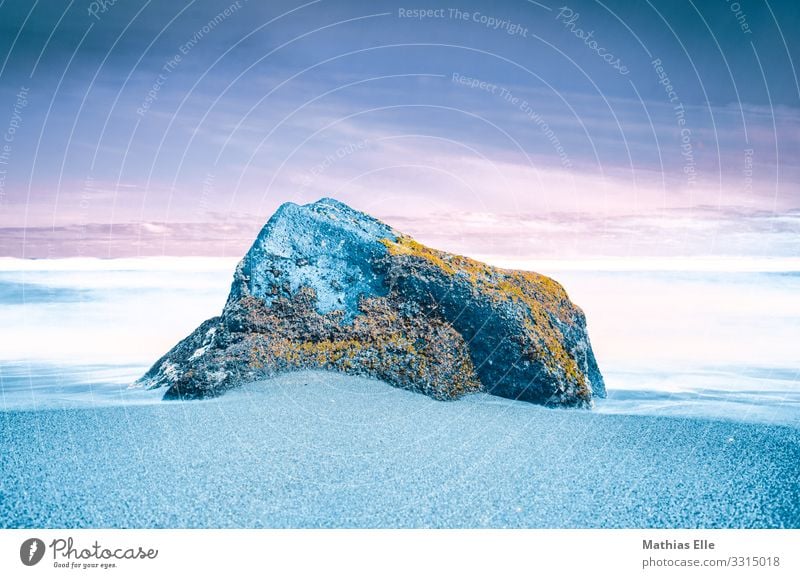 Großer Stein am Strand - Konzept Umwelt Natur Urelemente Sand Wasser Himmel Horizont Moos Garten Küste Meer blau orange türkis weiß Farbe Kreativität