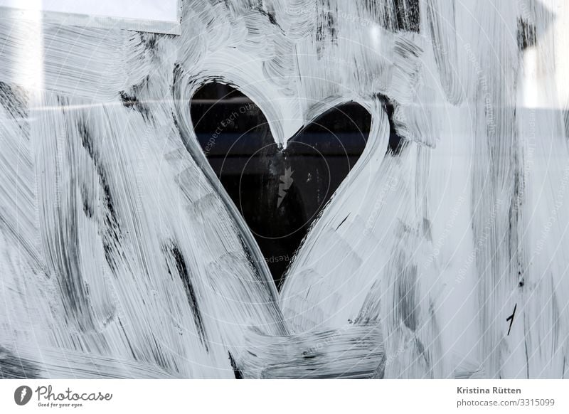 anstreicherherz Valentinstag Hochzeit Fenster Zeichen Herz Liebe niedlich trashig herzlich Romantik Fensterscheibe Anstrich Außenaufnahme Tag