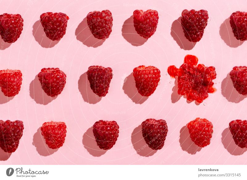 Flacher Auftrag von arrangierten Himbeeren auf rosa Beeren Diät Lebensmittel Gesunde Ernährung Speise Foodfotografie frisch Frucht Ernte saftig Anklopfen