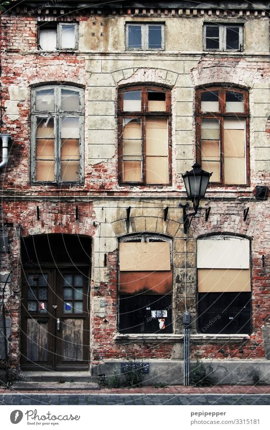 altes Haus Häusliches Leben Wohnung Renovieren Umzug (Wohnungswechsel) Altstadt Ruine Mauer Wand Fassade Fenster Tür Namensschild Dachrinne Stein Verfall