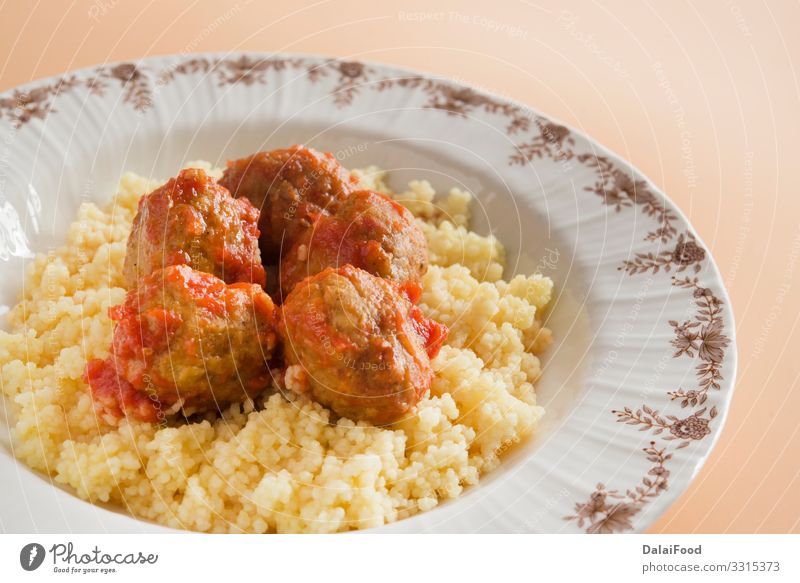 Fleischklöße mit typisch marokkanischem Couscous Abendessen Teller Tradition Kefta Marrakesch Marokko Hintergrund brauner Hintergrund Zerealien cous-cous