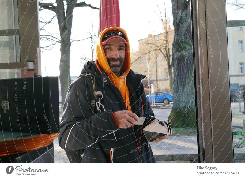 Ausweiskontrolle Mensch maskulin Mann Erwachsene 1 30-45 Jahre beobachten kaufen Blick warten Coolness Freundlichkeit Neugier orange schwarz weiß Zufriedenheit