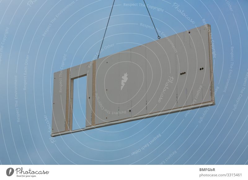 Hauswand in der Luft Wohnung Traumhaus Hausbau Fertighaus Wand Handwerk Baustelle Technik & Technologie bauen hängen hoch Geschwindigkeit Optimismus Erfolg