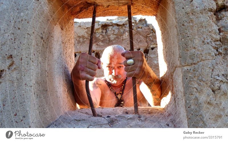 Ich will hier raus Mann Erwachsene 1 Mensch 45-60 Jahre Schönes Wetter Ruine Fenster Schmuck Stein stehen eckig nackt rebellisch verrückt Wut Kraft Mut Ausdauer