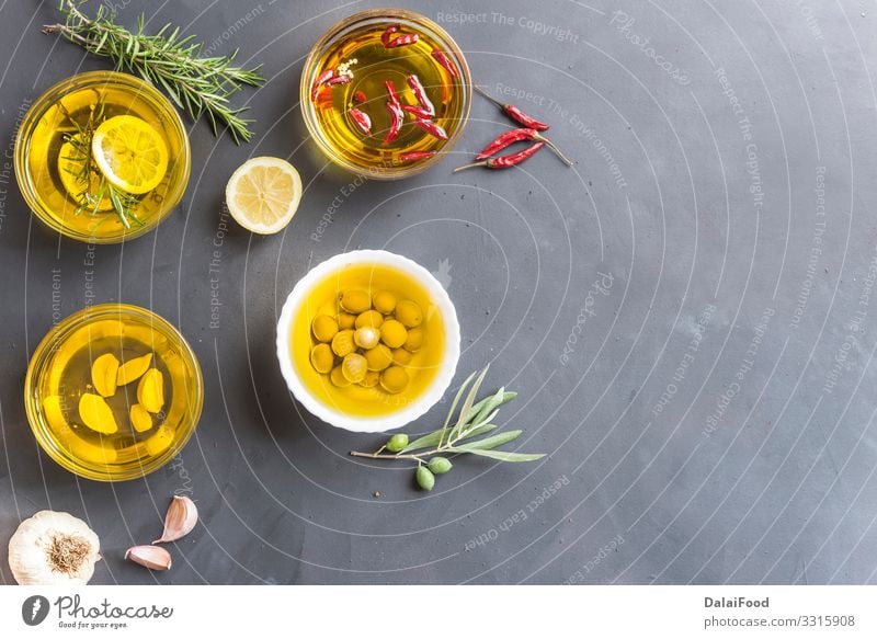 Ölsorte mit mehreren Eigenschaften Vegetarische Ernährung Flasche Alternativmedizin Küche Hand Menschengruppe Natur Pflanze Blatt Holz außergewöhnlich frisch