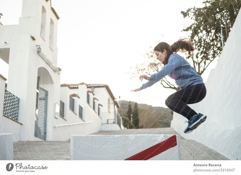 Sprung Lifestyle Mensch Frau Erwachsene Straße Bewegung springen anstrengen Aktion Sportlerin 30s 40s attraktiv Kaukasier Training Mädchen Le Parkour ländlich