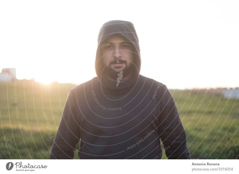 Bärtiger Läufer ruht sich nach dem Training im Freien aus Lifestyle Sport Mensch Mann Erwachsene Vollbart Fitness stehen Gelassenheit geheimnisvoll Sportler