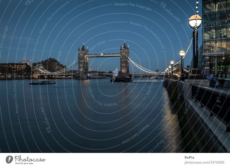 An der Themse bei Nacht. London thames Tower Brücke bridge Stadt Verkehr traffic Bauwerk Straße street England Metropole Fluss river Konstruktion