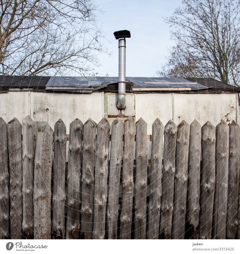 geschützter bereich. Baustelle Umwelt Schönes Wetter Baum Garten Haus Hütte Bauwerk Gebäude Schornstein Häusliches Leben einzigartig Sicherheit Schutz Idylle