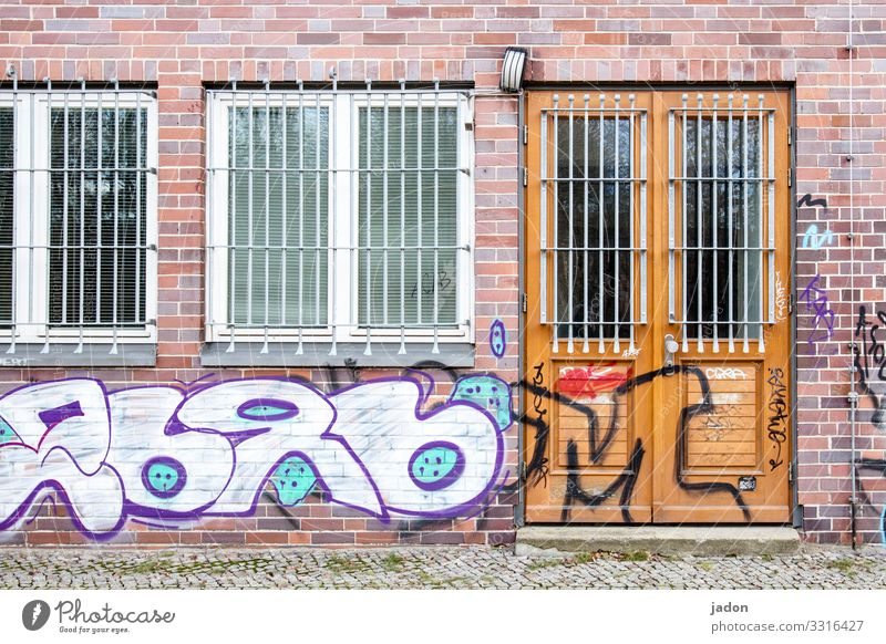 geschriebenes | versteckte botschaft. Maler Subkultur Kleinstadt Haus Bauwerk Gebäude Architektur Mauer Wand Fassade Fenster Tür Glas Stahl Backstein Zeichen