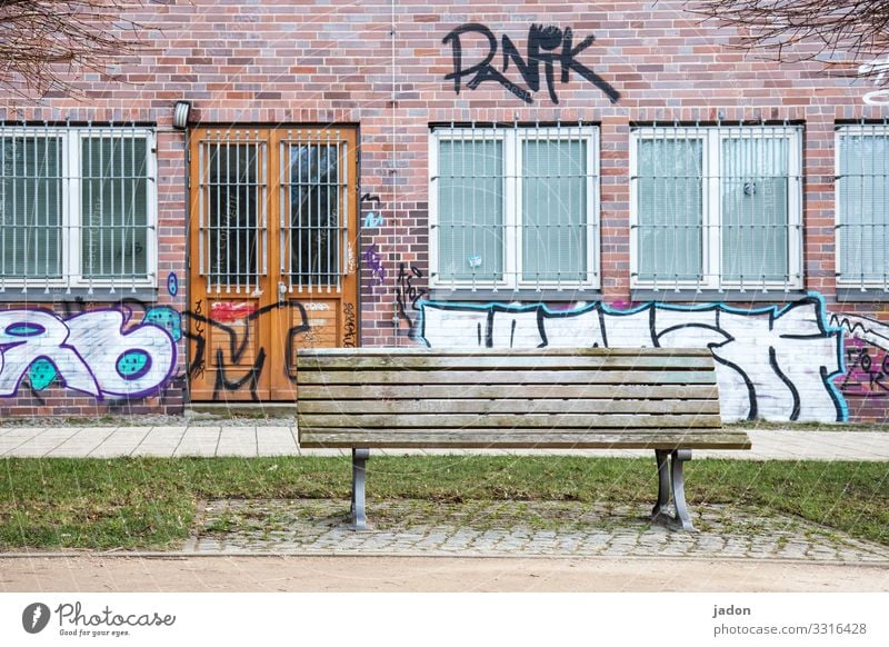 die bank des vertrauens. elegant Künstler Umwelt Gras Park Wiese Stadt Haus Bauwerk Gebäude Mauer Wand Fenster Tür Graffiti Linie alt standhaft Ordnung Gitter