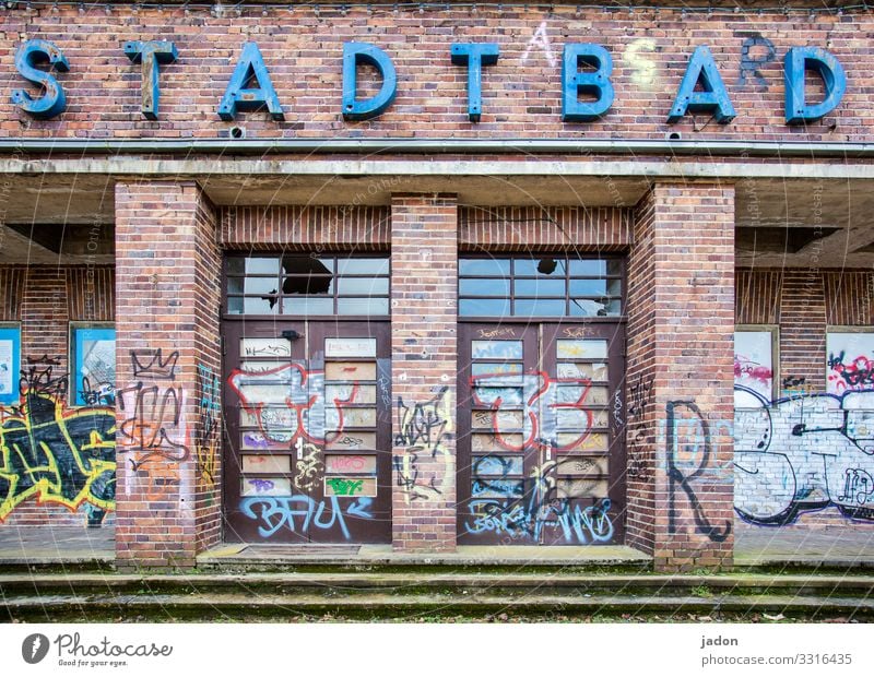 stadtbad. Wellness Schwimmen & Baden Haus Traumhaus Gesundheitswesen Brandenburg an der Havel Stadt Stadtzentrum Menschenleer Schwimmbad Bauwerk Gebäude