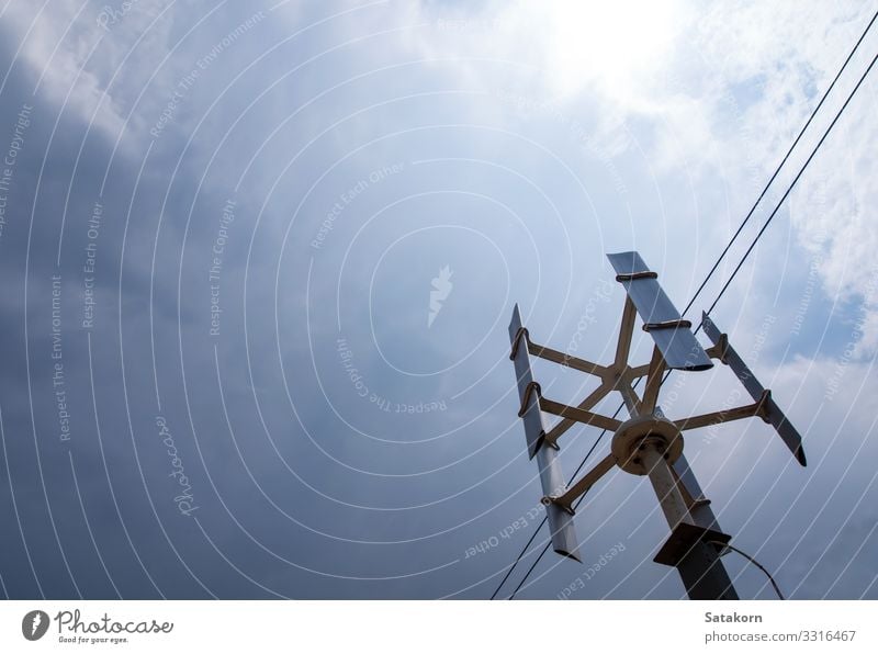 Die vertikale Windkraftanlage für das kleine Haus Industrie Technik & Technologie Erneuerbare Energie Umwelt Natur Landschaft Himmel Wolkenloser Himmel Metall