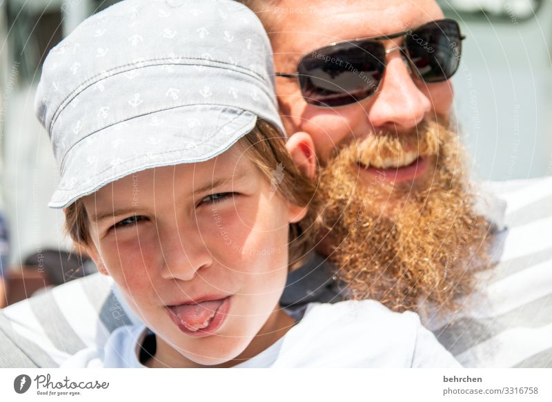 immer wieder | wenn der vater mit dem sohne Zuneigung niedlich frech Zunge Sonnenbrille Außenaufnahme Vater Eltern Erwachsene Familie & Verwandtschaft Kindheit