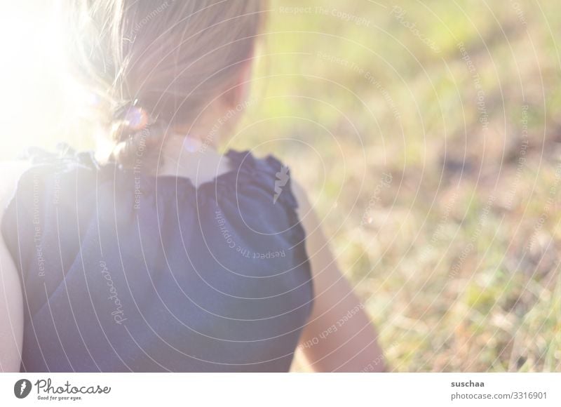 die sonne im nacken Kind Mädchen Haare & Frisuren Rückansicht Nacken Sommer Wärme Sonne Außenaufnahme Sonnenstrahlen Licht Schwache Tiefenschärfe Romantik Zeit