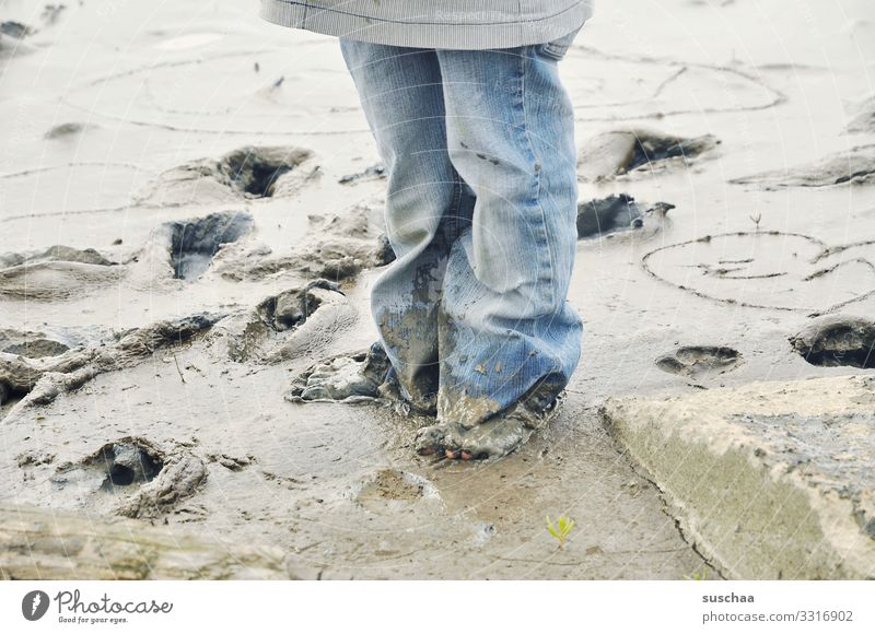 schlammmatschen Kind Kindheit Beine Füße Jeanshose Schlamm Strand Küste Wattenmeer Wattwandern Schlick Mineralien Salz Gesundheit Wellness Meer Gezeiten Nordsee