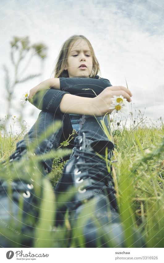 im gras sitzen und nachdenken Kind Mädchen Porträt Gesicht Füße Schuhe Schnürschuhe Perspektive Außenaufnahme Wiese Blumenwiese Gras nachdenklich besonnen