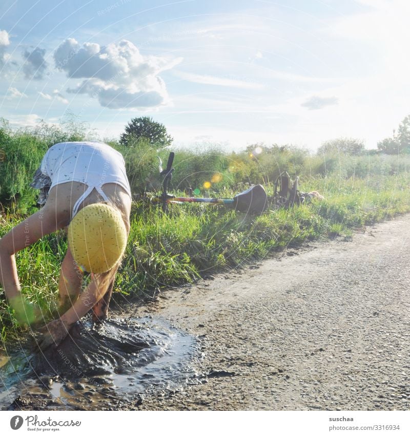 rummatschen Kind Mädchen dreckig Schlamm Wege & Pfade Wegrand Außenaufnahme Natur Sommer Sonnenlicht im Schlamm spielen Kindheit Glück Freiheit Freude himmlisch