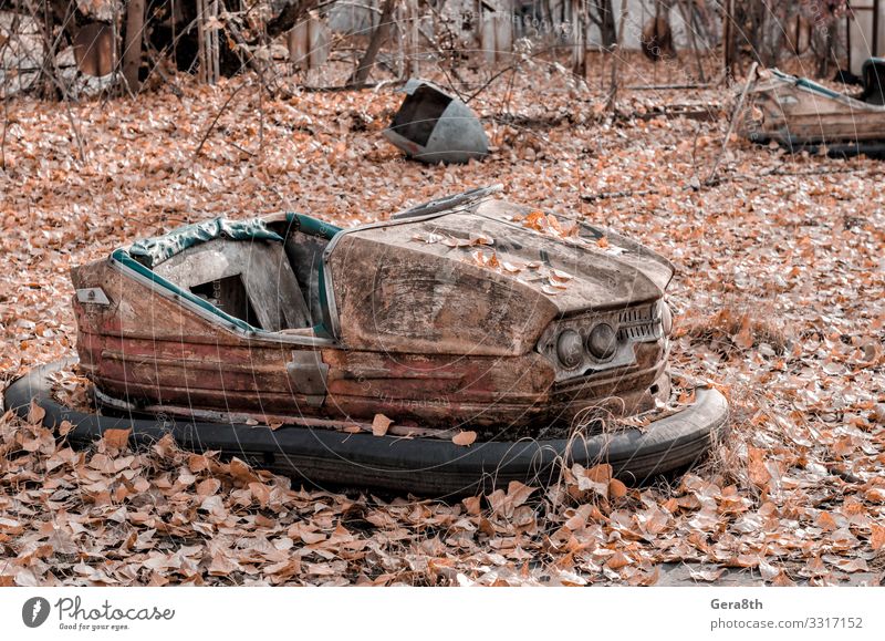 rostiges Auto in einem verlassenen Vergnügungspark in Tschernobyl Ukraine Ferien & Urlaub & Reisen Tourismus Ausflug Natur Pflanze Herbst Baum Blatt Park