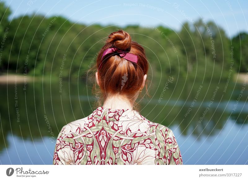 junge Frau blickt auf See Lifestyle Freizeit & Hobby Mensch Junge Erwachsene Jugendliche 1 18-30 Jahre Umwelt Natur Landschaft Wasser Frühling Sommer Seeufer