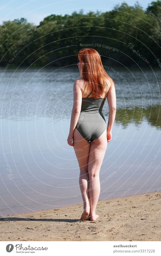 junge Frau im Badeanzug am See Lifestyle Freizeit & Hobby Ferien & Urlaub & Reisen Sommer Sommerurlaub Strand Sport Schwimmen & Baden Mensch feminin Junge Frau