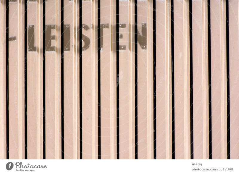 geschriebenes | kann ich mir nicht LEISTEN Mauer Wand Fassade Blechwand Schriftzeichen schriftlich Holzleiste alt gestreift Farbfoto Gedeckte Farben