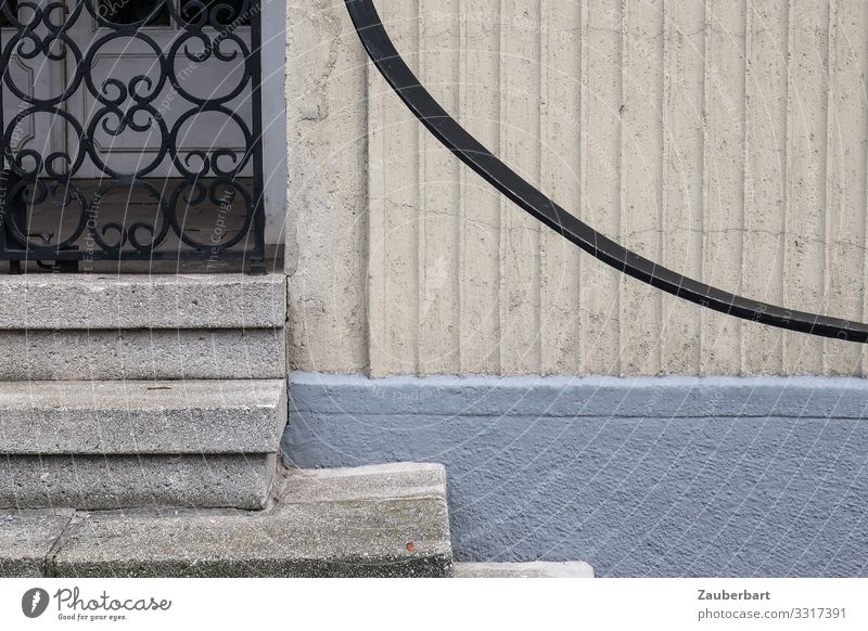 Stufen, Gitter, Geländer Haus Gebäude Treppe Fassade Tür Türgitter Treppengeländer Schmiedekunst Stein Metall warten blau grau ruhig zurückhalten Ordnung