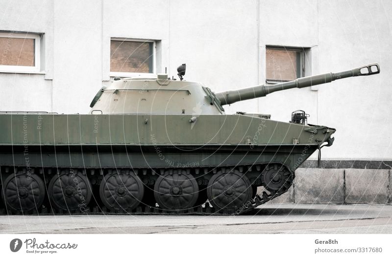 Militärische Armeeausrüstung Panzer auf einer Stadtstraße in der Ukraine Haus Gebäude Verkehr Straße bedrohlich Schutz Krieg Krim Rüstung gepanzert attackieren