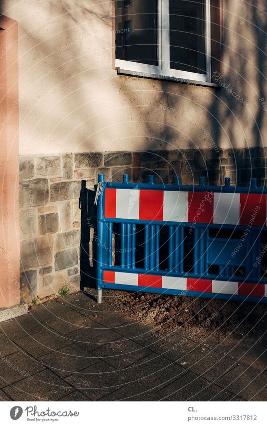 absperrung Baustelle Haus Mauer Wand Fenster Verkehrswege Wege & Pfade Barriere stagnierend Wandel & Veränderung Farbfoto Außenaufnahme Menschenleer