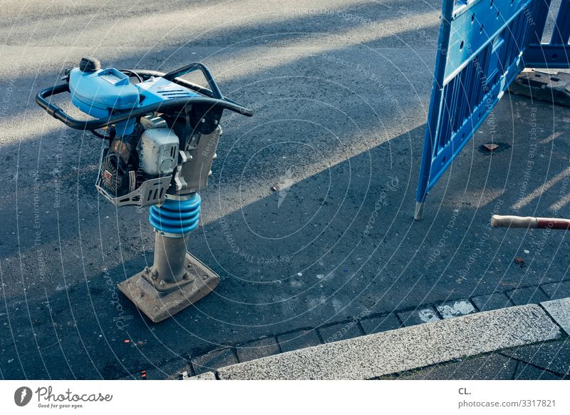 rüttelplatte Arbeit & Erwerbstätigkeit Beruf Arbeitsplatz Baustelle Feierabend Werkzeug Maschine Baumaschine Druckmaschine Verkehrswege Straße Barriere