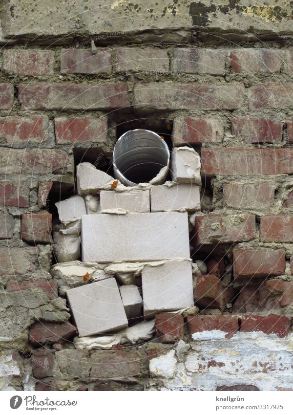 sitzt, passt, wackelt und hat Luft Haus Mauer Wand Lüftungsrohr bauen dreckig kaputt braun grau weiß kompetent Verfall Pfusch Stein Loch Renovieren