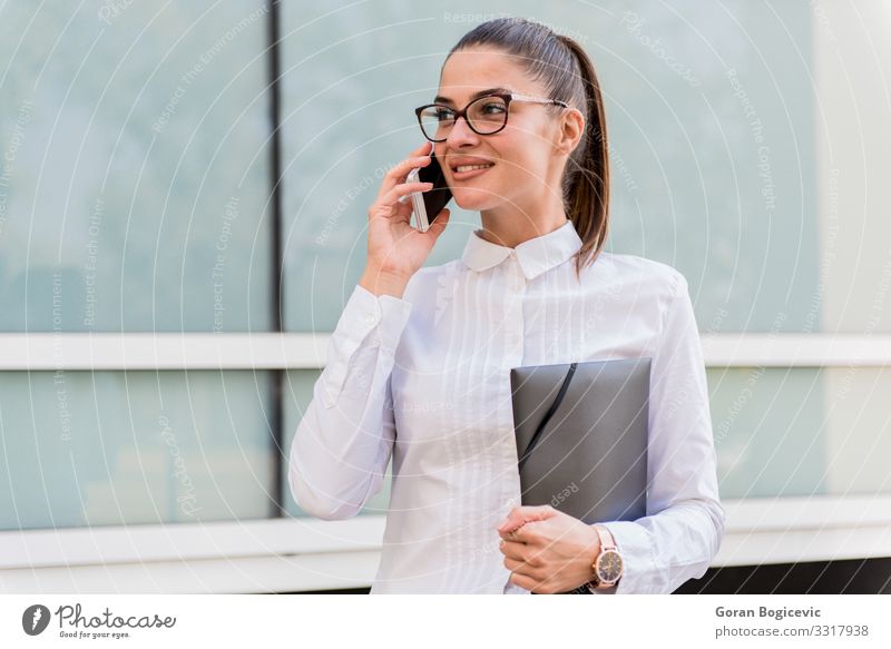 Erfolgreiche junge Geschäftsfrau mit Smartphone im Freien. Kapitalwirtschaft Business Karriere sprechen PDA Technik & Technologie Mensch Junge Frau Jugendliche