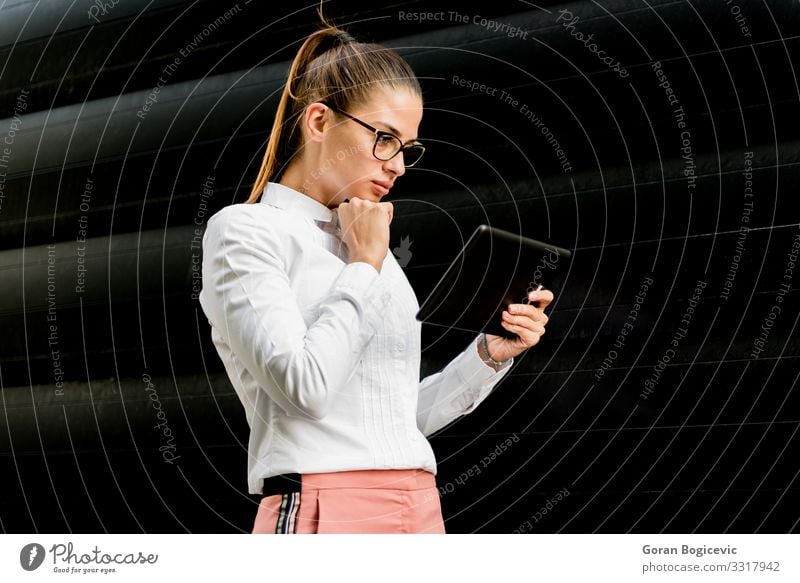 Hübsche junge Frau mit digitalem Tablett beim Bürogebäude Lifestyle elegant Stil schön Arbeit & Erwerbstätigkeit Business Technik & Technologie High-Tech