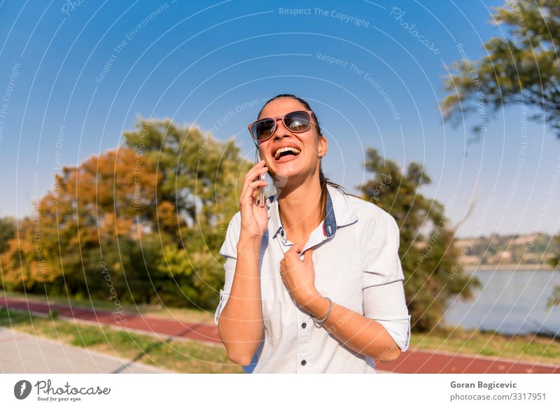 Junge Frau mit Mobiltelefon im Park am Fluss Stil Glück Erholung Freizeit & Hobby Sommer Telefon Technik & Technologie Internet Mensch Erwachsene Jugendliche 1