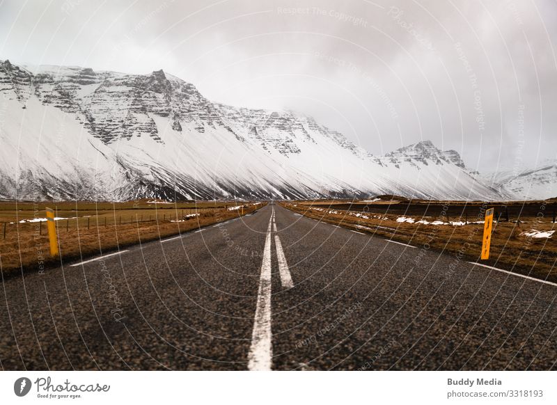 Straße im Westen Islands Sightseeing Expedition Winter Schnee Berge u. Gebirge Landschaft Erde Sand Himmel Wolken schlechtes Wetter Gras Felsen Gletscher