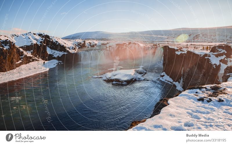 Godafoss der bekannteste Wasserfall Islands Natur Landschaft Himmel Wolkenloser Himmel Sonnenlicht Frühling Winter Wetter Schönes Wetter Schnee Hügel Küste