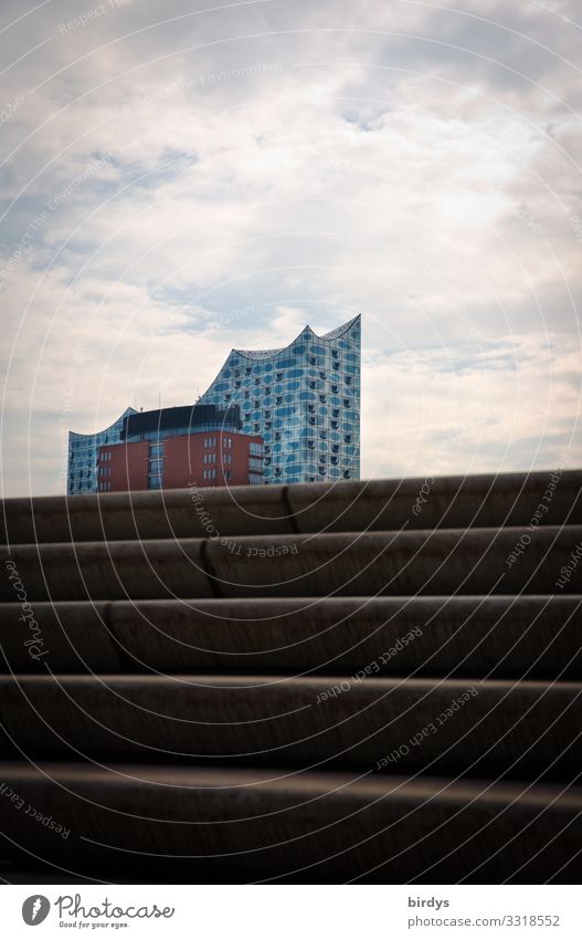 Elphi Himmel Wolken Hamburg Stadt Bauwerk Architektur Treppe Sehenswürdigkeit Elbphilharmonie authentisch klein oben positiv Erfolg Design Freizeit & Hobby