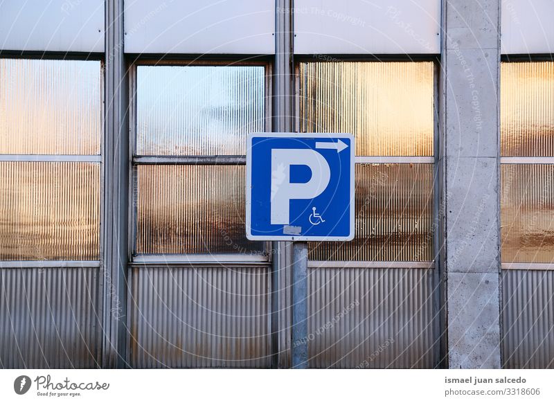 Rollstuhlfahrerampel auf der Straße in der Stadt Bilbao Spanien Ampel Verkehrsgebot Zeichen signalisieren Symbol deaktiviert Behinderten-Zeichen parken