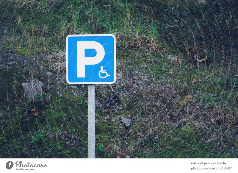 Rollstuhlfahrerampel auf der Straße in der Stadt Bilbao Spanien Ampel Verkehrsgebot Zeichen signalisieren Symbol deaktiviert Behinderten-Zeichen parken