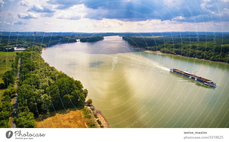 Touristisches Schiff auf der Donau. Sonniges und regnerisches Mischwetter. Ferien & Urlaub & Reisen Tourismus Sightseeing Sommer Berge u. Gebirge Umwelt Natur