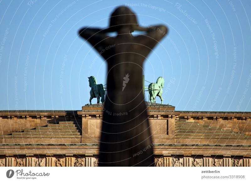 Der Rufer am Brandenburger Tor Berlin Deutschland Dämmerung Hauptstadt Nacht Regierungssitz Tiergarten Spreebogen Straße des 17. Juni Statue Denkmal Skulptur