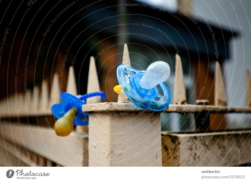 Zwei Nuckel aufbewahren Baby Fundstelle Fundstück finden Grundstück Kind Kindergarten Kleinkind Schnuller sauger verloren Zaun Grenze Begrenzung Menschenleer