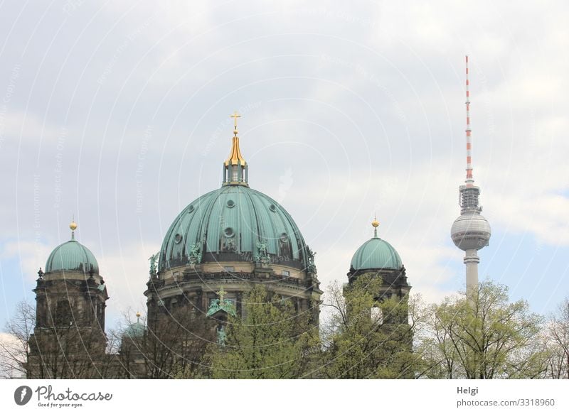 Berliner Dom und Fernsehturm vor wolkigem Himmel Umwelt Natur Wolken Baum Hauptstadt Stadtzentrum Bauwerk Gebäude Architektur Sehenswürdigkeit