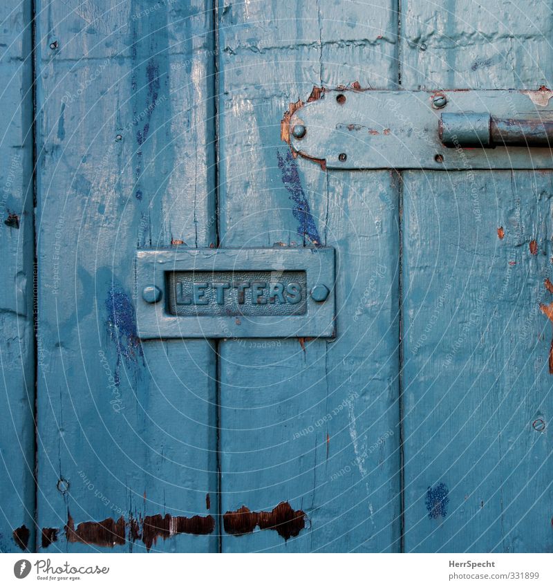 Blue Letters Stadt Haus Bauwerk Tür Briefkasten Holz Metall Schriftzeichen Schilder & Markierungen alt blau authentisch Post Holztür Beschläge Schlitz Schramme